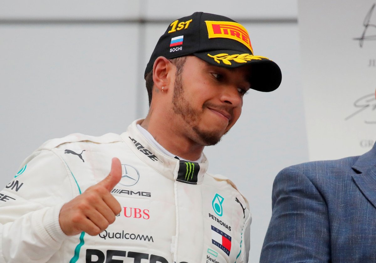 Lewis Hamilton zdraví fanoušky po svém vítězství ve Velké ceně Ruska