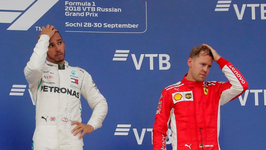 Vítěz Lewis Hamilton a třetí v cíli Sebastian Vettel na stupních po GP Ruska