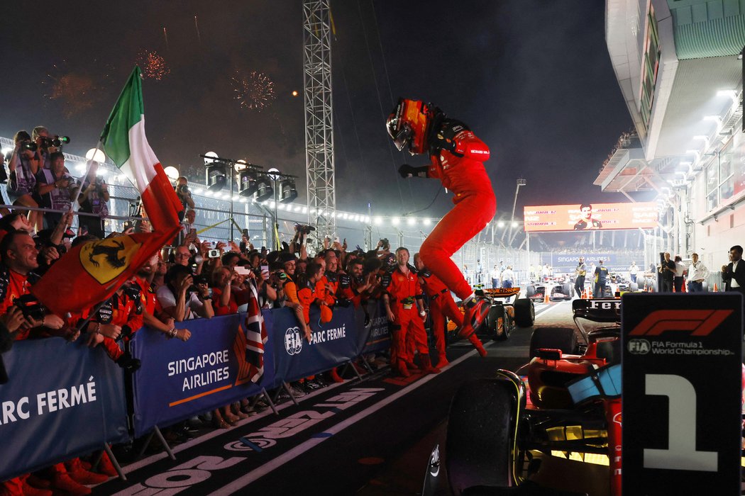 Carlos Sainz vyhrál Velkou cenu Singapuru