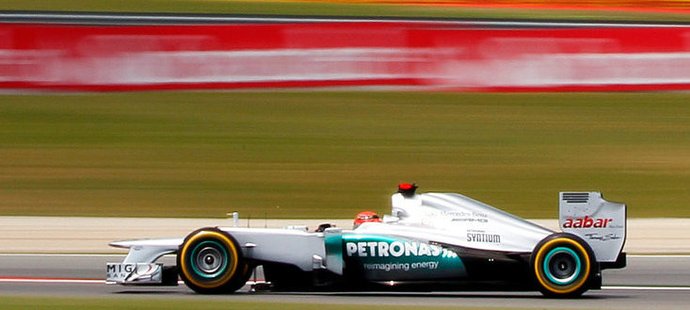 Michael Schumacher sice zajel nejlepší čas, z pole position ale neodstartuje