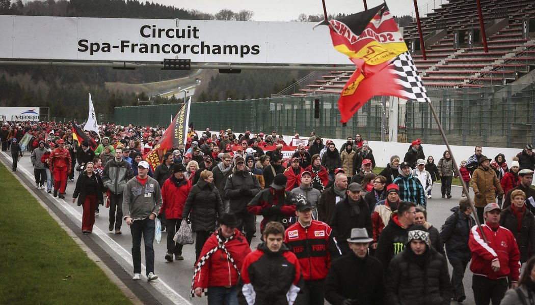Fanoušci drží palce vážně zraněnému Schumacherovi