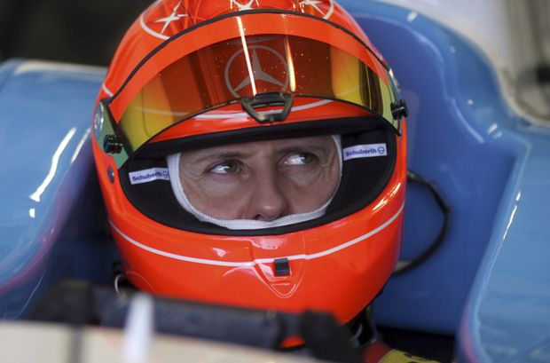 Michael Schumacher v oranžové helmě se znakem Mercedesu Michael Schumacher v oranžové helmě se znakem Mercedesu