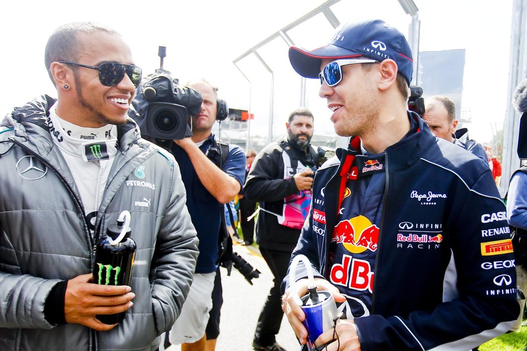 Lewis Hamilton (vlevo) a Sebastian Vettel na začátku sezony v Austrálii