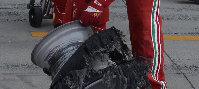 Jeden z mechaniků Ferrari s prasklou pneumatikou Felipeho Massy