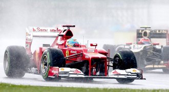 GP Británie ničí déšť, mokrou kvalifikaci vyhrál Alonso
