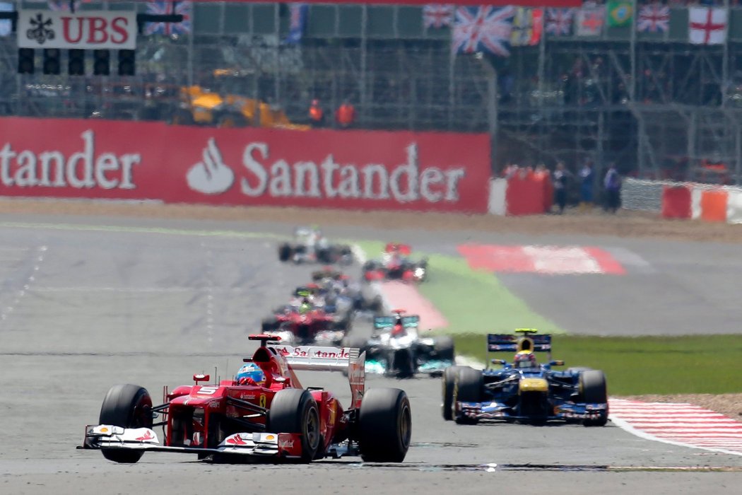 Fernando Alonso v čele Velké ceny Británie formule 1