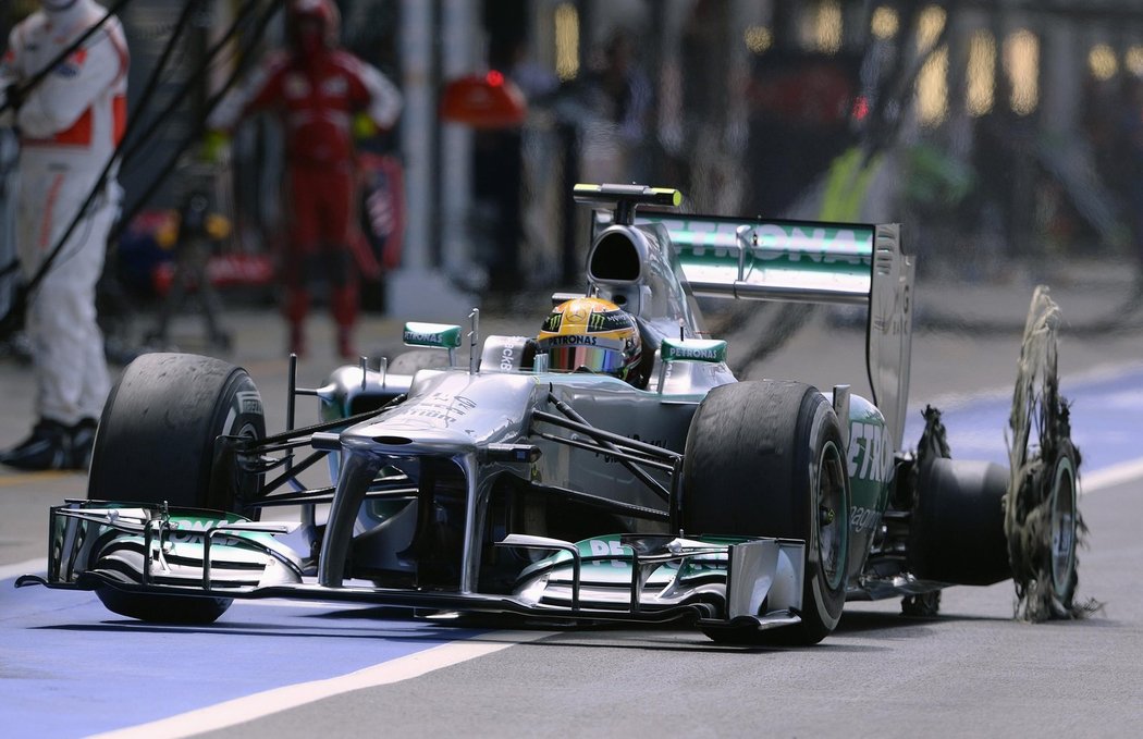 Lewis Hamilton míří s prasklou pneumatikou do boxů