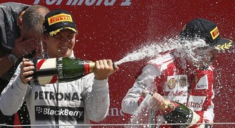 V Británii slavil Rosberg, Vettel nedojel kvůli poruše motoru