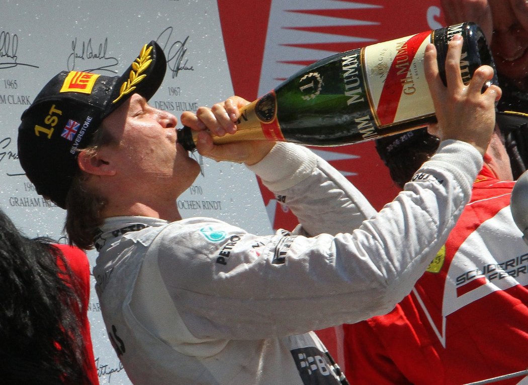 Nico Rosberg si zavdává z lahve šampaňského na oslavu svého triumfu v Silverstone