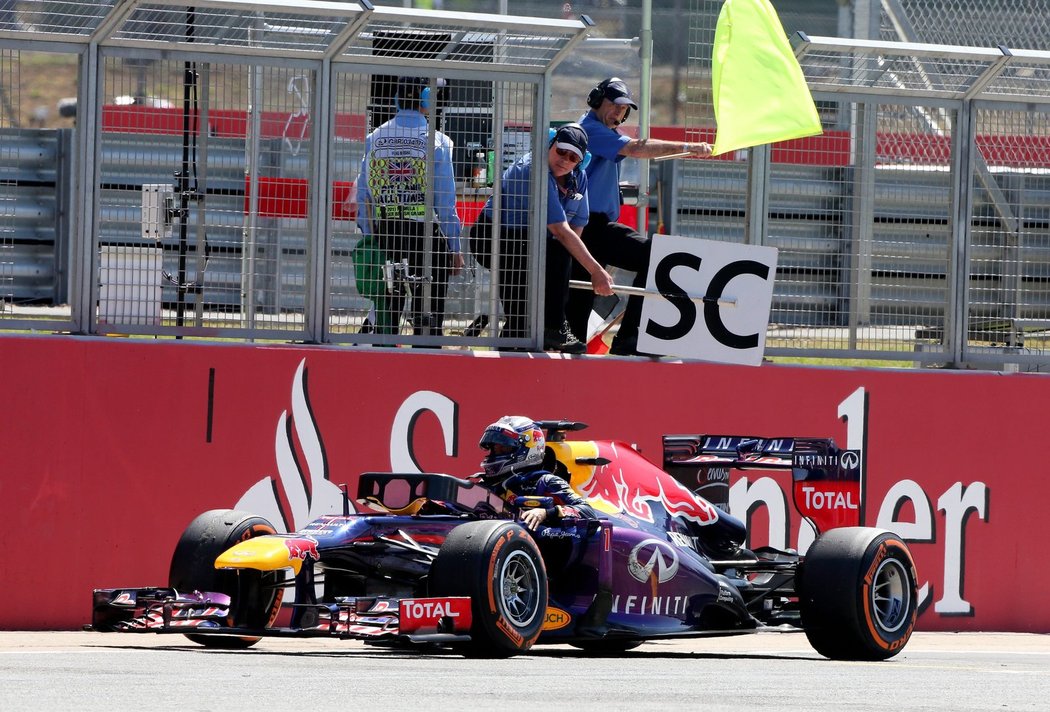 Končím... Sebastianu Vettelovi vypověděl jeho Red Bull poslušnost. K radosti britských diváků