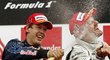 Sebastian Vettel kropí šampaňským třetího Rubense Barrichella