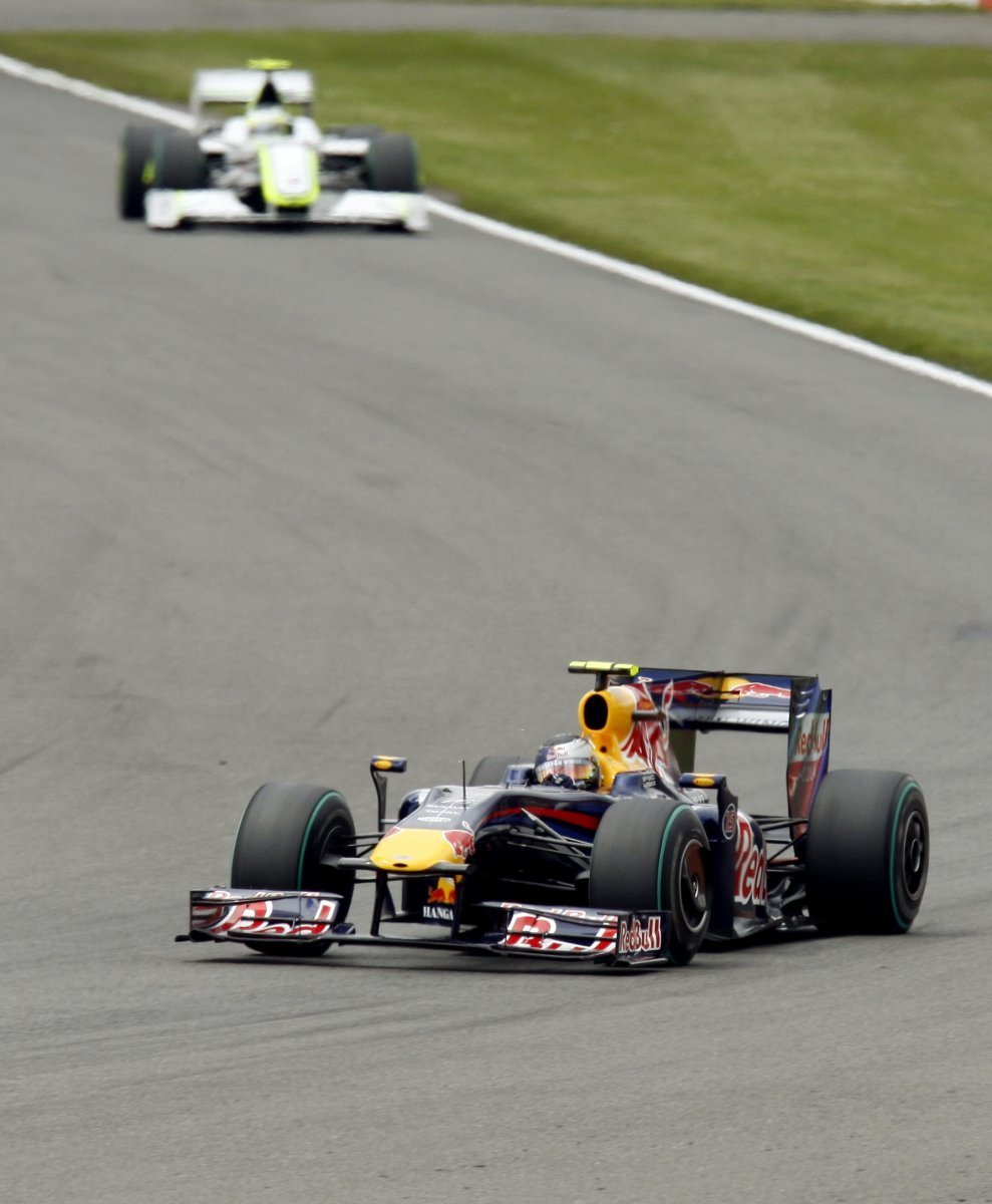 Sebastian Vettel s vozem Red Bull v průběhu GP Velké Británie
