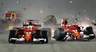 Formulové harakiri! Vettel naboural hned po startu, Hamilton se směje