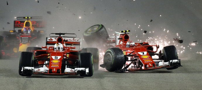 Kimi Räikkönen (vpravo) se po startu srazil s týmovým kolegou z Ferrari Sebastianem Vettelem