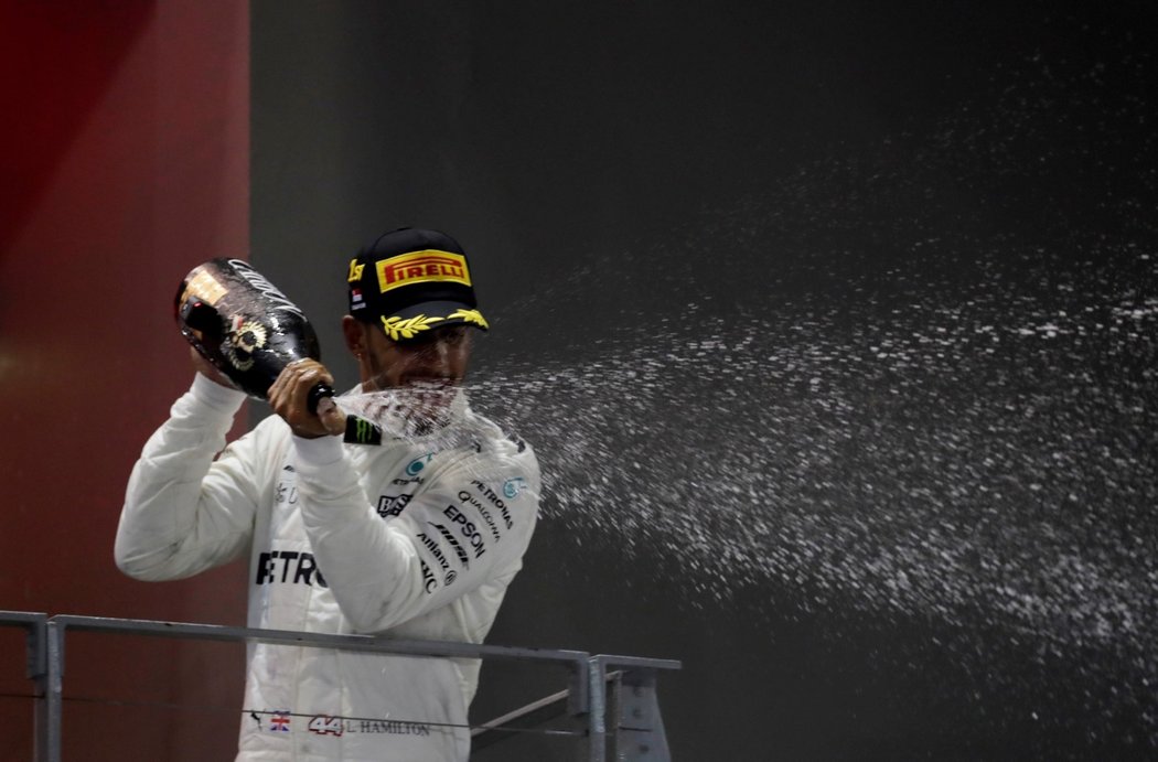 Lewis Hamilton slaví svůj triumf v Singapuru, který mu doslova spadl do klína