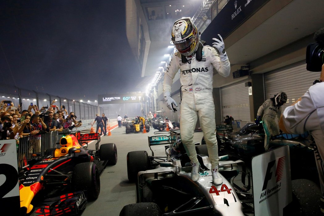 Vítěz Velké ceny Singapuru Lewis Hamilton slaví triumf, který ho přiblížil titulu mistra světa