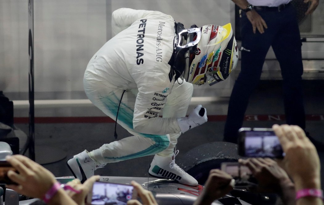 Lewis Hamilton a jeho vítězné gesto po triumfu ve Velké ceně Singapuru