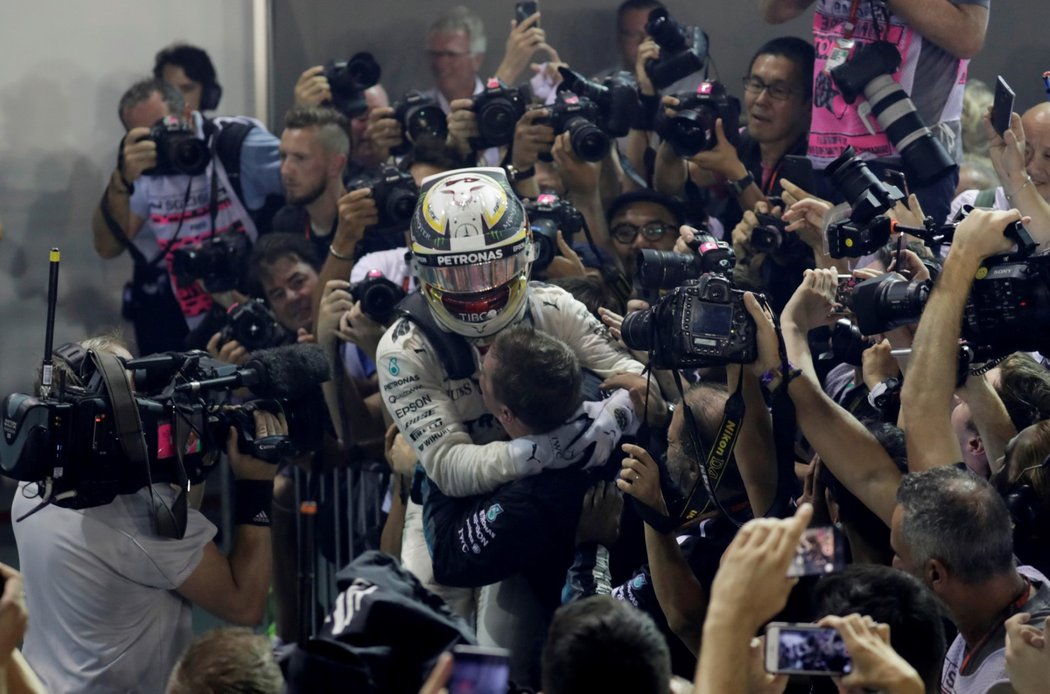 Lewis Hamilton slaví vítězství ve Velké ceně Singapuru