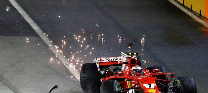 Z Ferrari Kimiho Räikkönena srší po úvodním karambolu jiskry