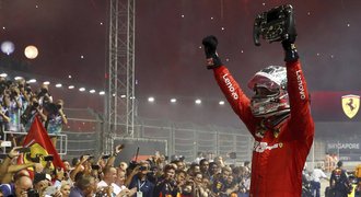Vettel se po více než roce dočkal triumfu, Ferrari v Singapuru bralo double