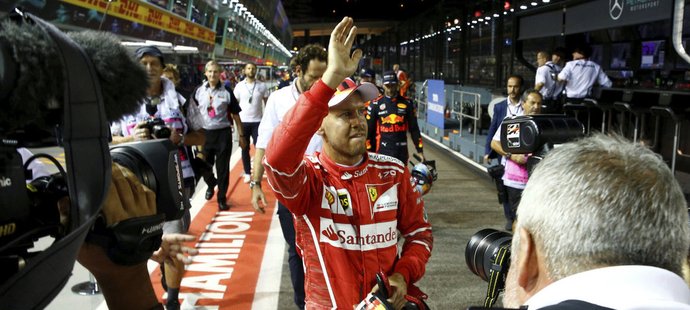 Sebastian Vettel mává fanouškům po svém vítězství v kvalifikaci na GP Singapuru