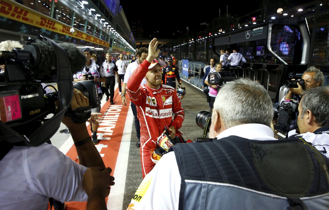 Sebastian Vettel mává fanouškům po svém vítězství v kvalifikaci na GP Singapuru