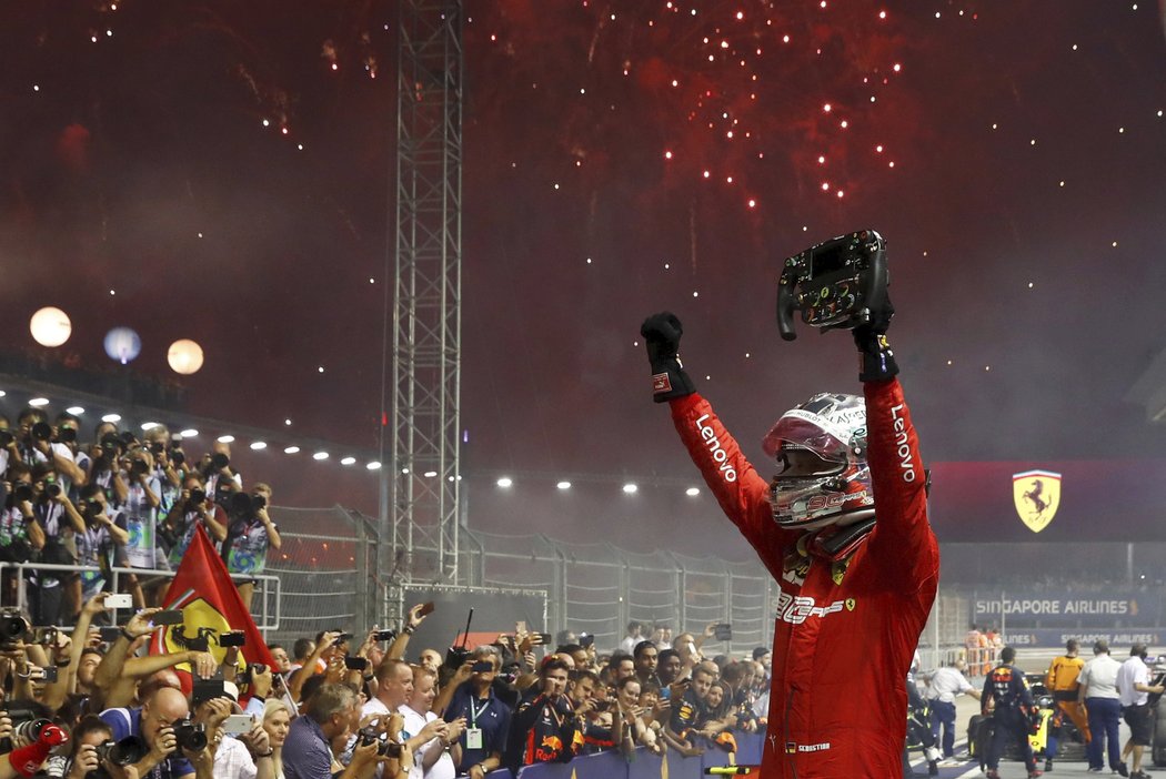 Sebastian Vettel slaví svůj triumf ve Velké ceně Singapuru