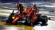 Max Verstappen (vlevo) z Red Bullu a pilot Ferrari Kimi Räikkönen znechuceně opouští své monoposty po bouračce na startu GP Singapuru
