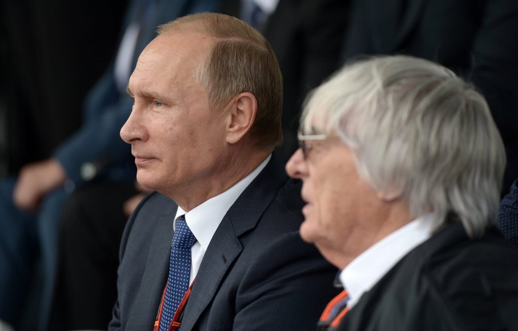 Boss formule 1 Bernie Ecclestone a ruský prezident Vladimir Putin v hledišti Velké ceny v Soči