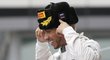 Lewis Hamilton v ruské čepici slaví triumf ve Velké ceně v Soči