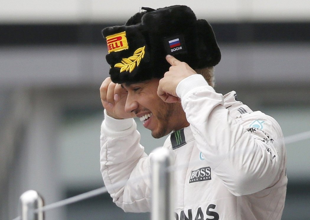 Lewis Hamilton v ruské čepici slaví triumf ve Velké ceně v Soči