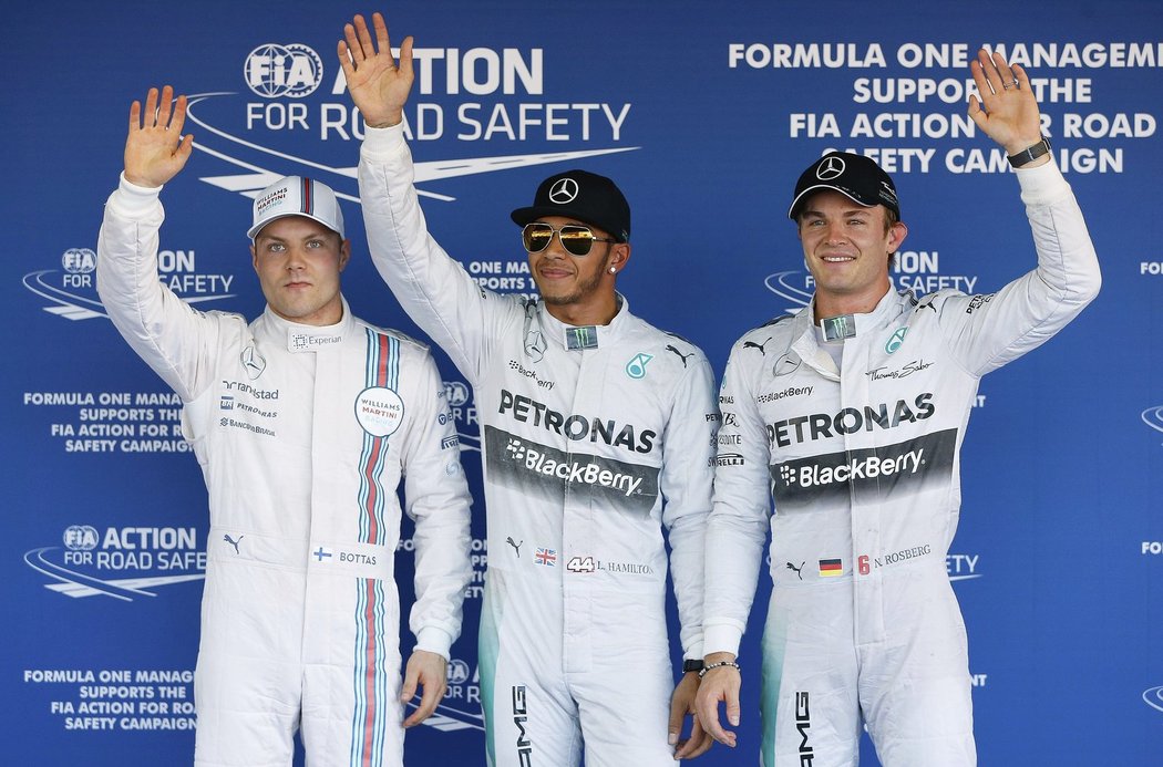 Lewis Hamilton se raduje z vítězství v kvalifikaci na GP Ruska v Soči, vpravo druhý jeho týmový kolega Nico Rosberg, vlevo třetí Valtteri Bottas z Williamsu