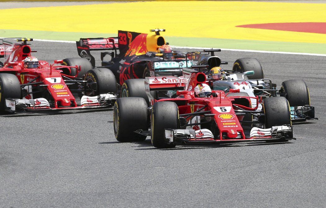 Vettel odstartoval do závodu lépe, vedení však neudržel