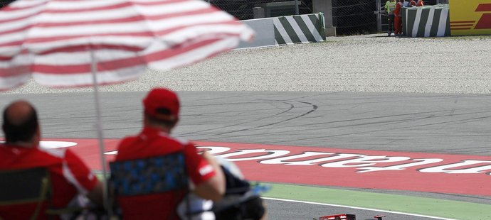 Diváci na Velké ceně Španělska pozorují nejrychlejšího muže v tréninku Jensona Buttona