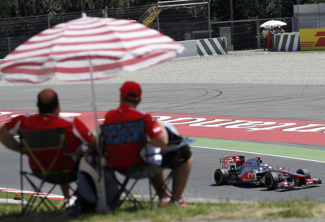 Diváci na Velké ceně Španělska pozorují nejrychlejšího muže v tréninku Jensona Buttona