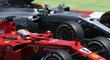 Kolo na kolo. Sebastian Vettel s Ferrari a Lewis Hamilton ve svém Mercedesu bojují o čelo ve Velké ceně Španělska.