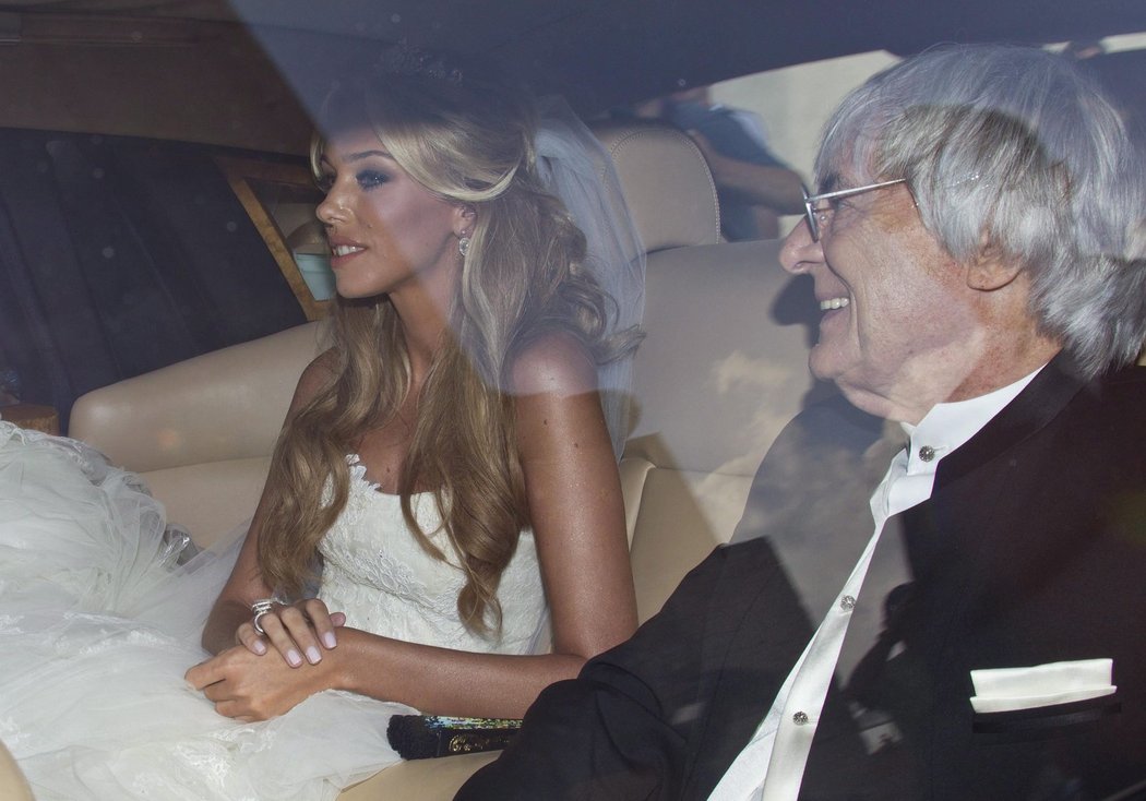 Bernie Ecclestone se svou dcerou Petrou odjíždějí na obřad