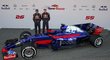 Danil Kvyjat a Carlos Sainz s novým vozem pro sezonu 2017