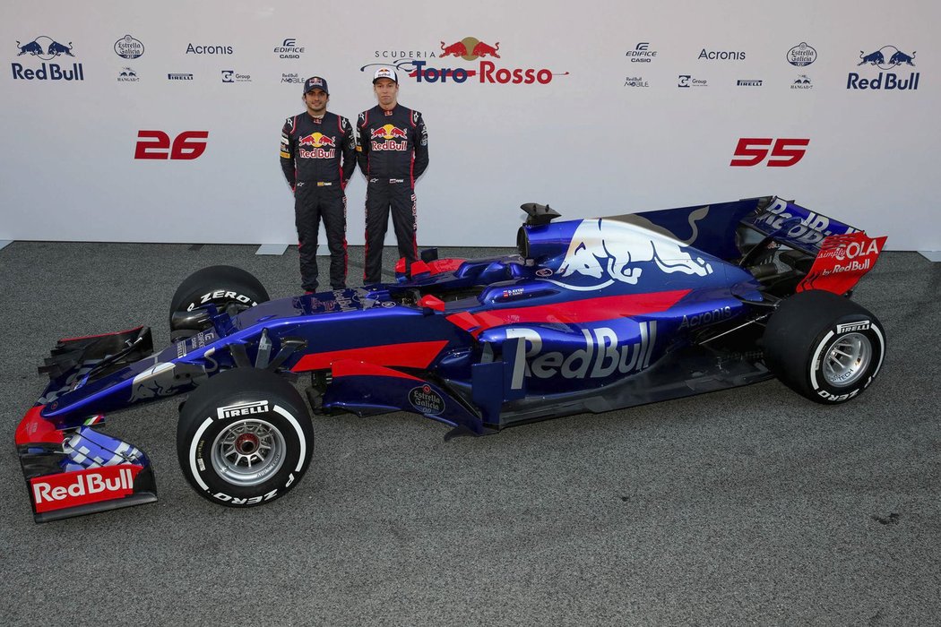 Danil Kvyjat a Carlos Sainz s novým vozem pro sezonu 2017