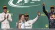 Lewis Hamilton slaví na pódiu své vítězství ve Velké ceně USA