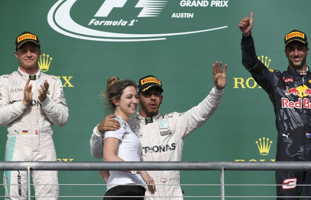 Lewis Hamilton slaví na pódiu své vítězství ve Velké ceně USA