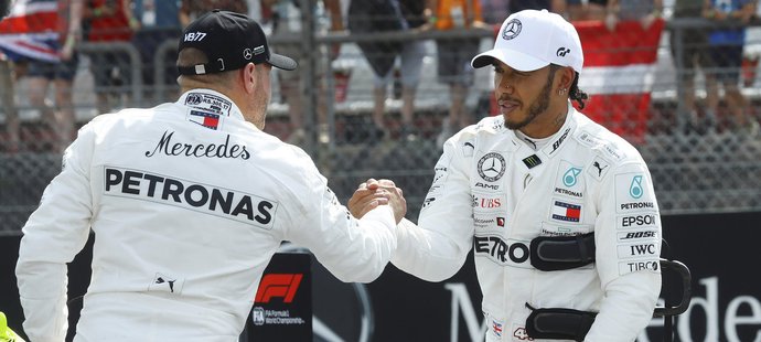 Valtteri Bottas gratuluje Lewisi Hamiltonovi k pole position ve Velké ceně Německa