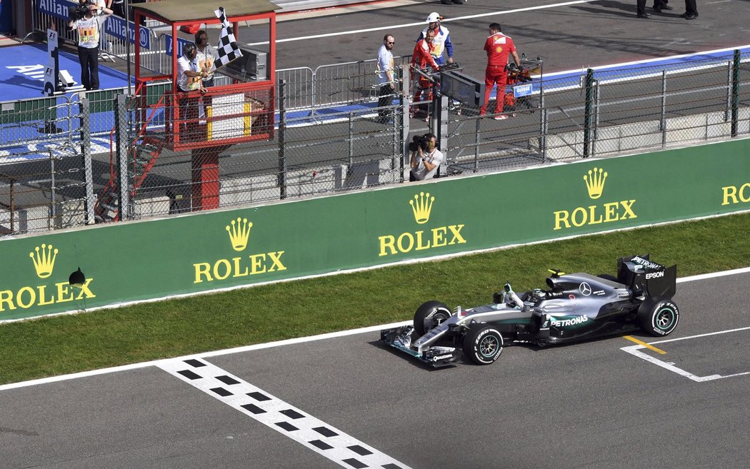 Nico Rosberg vyhrál pošesté v sezoně a vyrovnal se Hamiltonovi, celkem má na kontě 19 vítězství.