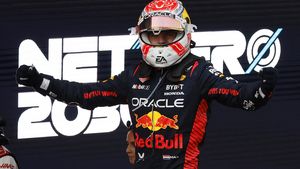 Verstappen slaví ve Španělsku, má už 40. výhru. Na pódiu oba mercedesy