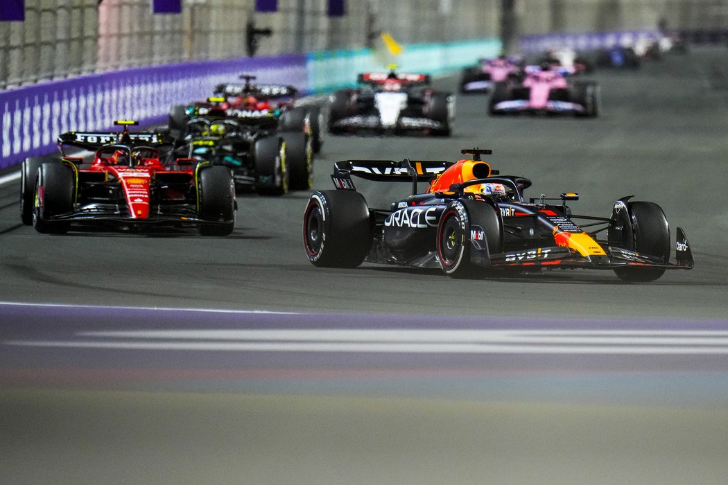 Max Verstappen se posunul v Saúdské Arábii o třináct míst