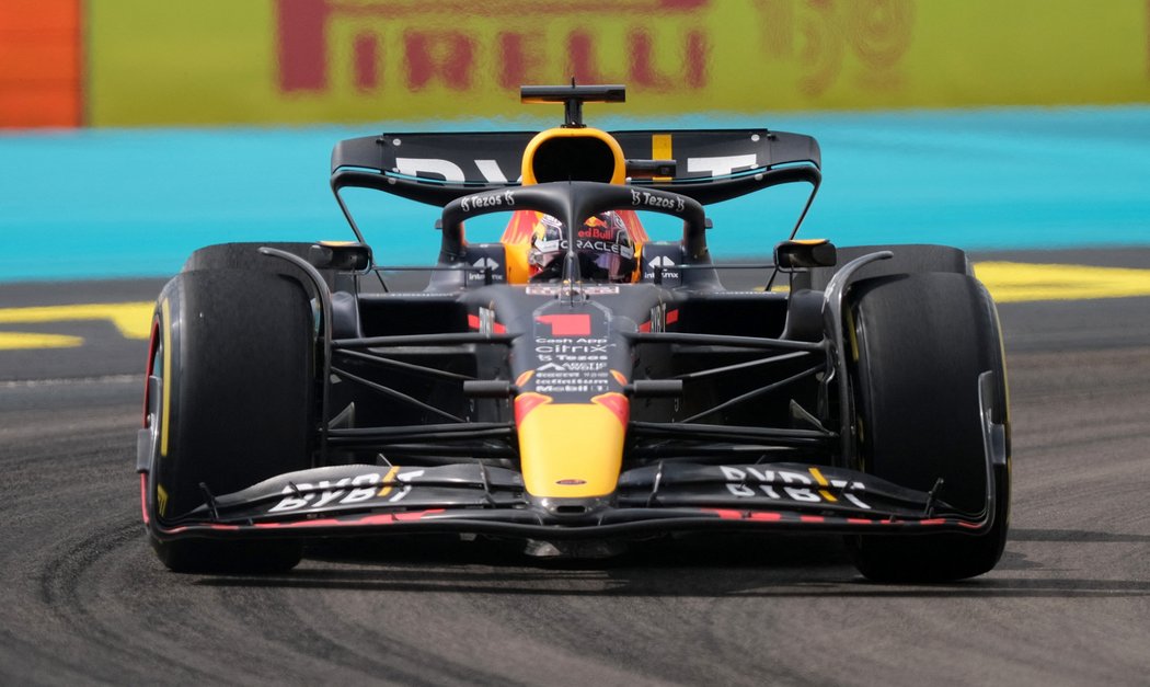 Max Verstappen bojoval s Charlesem Leclercem