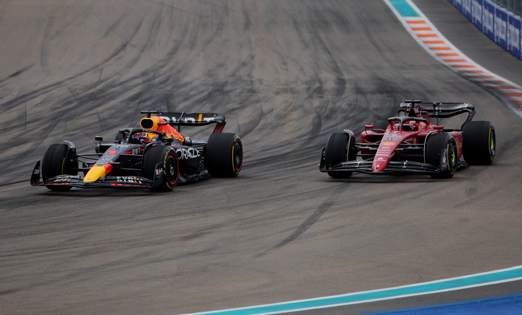 Max Verstappen bojoval s Charlesem Leclercem