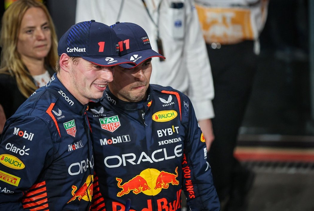 Max Verstappen a Sergio Pérez po závodě společně pózovali, úplně idylický ale jejich vztah nebyl...