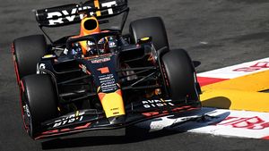 F1 ONLINE: Verstappen vyrazil skvěle, Sainz málem sestřelil Ocona