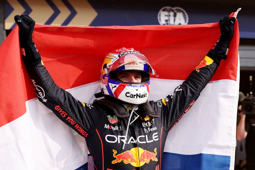 Max Verstappen slaví triumf v domácím závodě